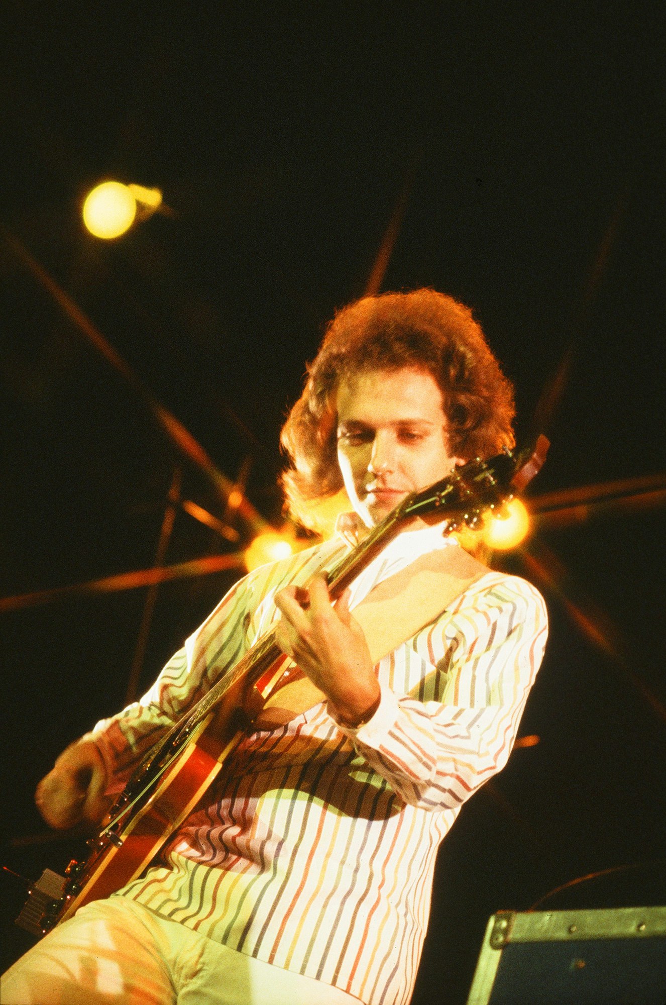Lee Ritenour at Nakano Sun-Plaza Hall, Tokyo, Japan, October 7, 1978. Photo by Koh Hasebe/Shinko Music/Getty Images.